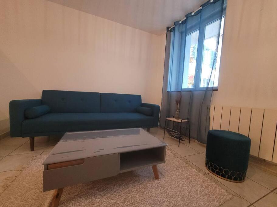 Appartement Sur La Place De Poncin Extérieur photo