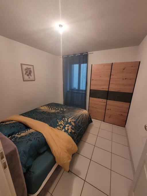Appartement Sur La Place De Poncin Extérieur photo